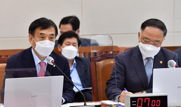  이주열 한국은행 총재가 16일 서울 여의도 국회에서 열린 기획재정위원회 전체회의에서 의원 질의에 답변하고 있다. (공동취재사진) 