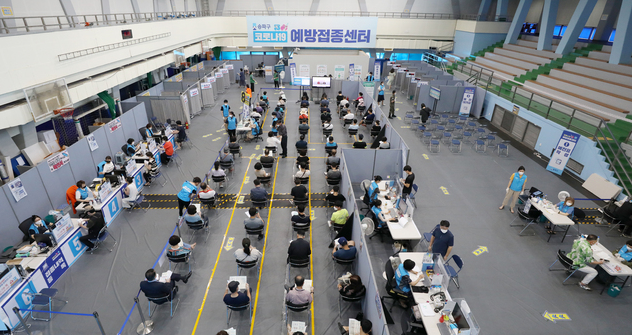 코로나19 4차 대유행으로 신규 확진자가 열흘째 네 자릿수를 기록한 16일 오전 서울 송파구 체육문화회관에 마련된 예방접종센터에서 시민들의 백신 접종이 진행되고 있다.