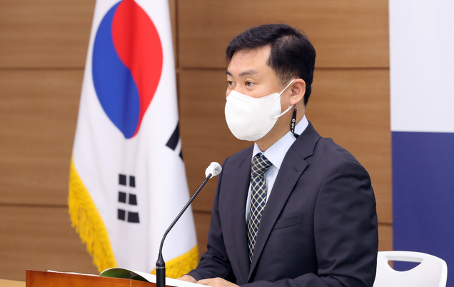 김영훈 기획재정부 경제분석과장이 16일 오전 정부세종청사에서 최근 경제동향에 대해 설명하고 있다. 최근 우리경제는 수출 회복과 내수 개선 흐름이 이어져 고용이 증가세를 지속했지만 코로나19 재확산 등으로 내수 관련 불확실성이 확대되고 있다. 