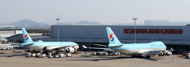  인천공항 화물터미널에 이륙 준비중인 대한항공 화물기.