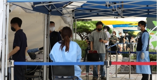 지난 18일 오전 서울 노원구청 코로나19 임시선별검사소에서 시민들이 이른 아침부터 검사를 받기 위해 줄서 기다리고 있다. 2021.07.18. 
