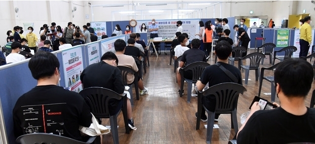 고교 3학년 학생과 고교 교직원에 대한 코로나19 백신 접종이 시작된 19일 오전 부산 부산진구 예방접종센터에서 개금고 학생 등이 접종을 마친 뒤 이상반응을 확인하기 위해 대기하고 있다. 부산 내 고3 학생과 고교 교직원 접종은 3만8000여 명이 대상이며, 이들은 오는 30일까지 고교 소재지 예방접종센터에서 화이자 백신을 맞는다. 2021.07.19.