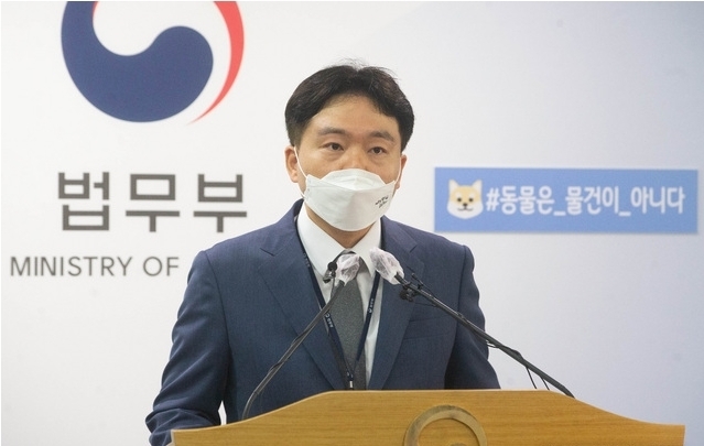 정재민 법무심의관이 19일 오전 경기 정부과천청사 법무부 브리핑실에서 '동물의 비물건화 민법 개정' 입법예고 브리핑을 하고 있다. (공동취재사진) 2021.07.19.