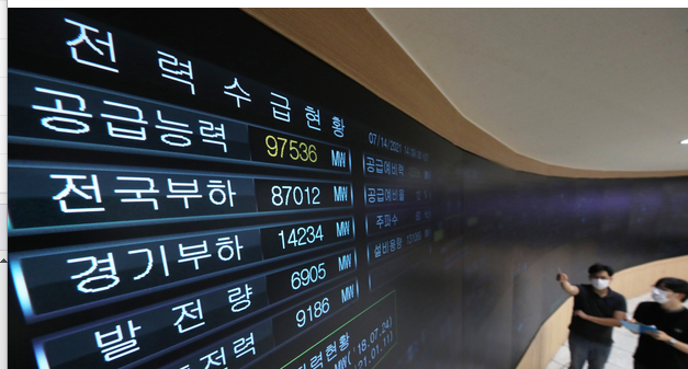  연일 계속되는 폭염으로 전력수요가 급증하고 있는14일 오후 경기도 수원시 한국전력공사 경기지역본부 전력관리처 계통운영센터에서 관계자들이 전력수급 현황을 살펴보고 있다.