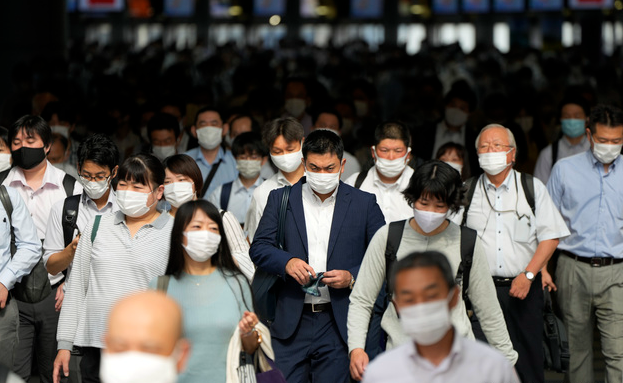 12일 출근 시간 일본 도쿄 시나가와역에서 마스크를 쓴 시민들이 통로를 걸어가고 있다. 일본의 수도이자 2020 도쿄올림픽 개최지인 도쿄도는 12일부터 다음 달 22일까지 코로나19 관련 4번째 긴급사태를 선포했다. 이에 따라 23일 개막하는 도쿄올림픽은 긴급사태 선언 아래 치러진다. 