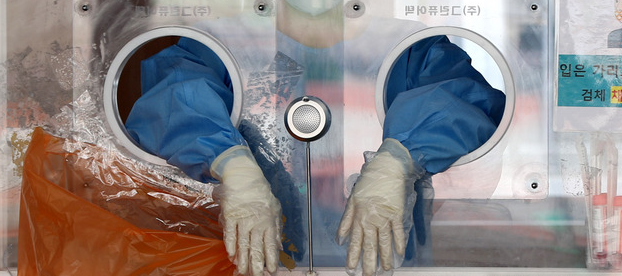 폭염이 이어진 지난 19일 오전 서울 중구 서울역광장에 마련된 중구 임시 선별검사소에서 의료진이 코로나19 검사자를 기다리고 있다.