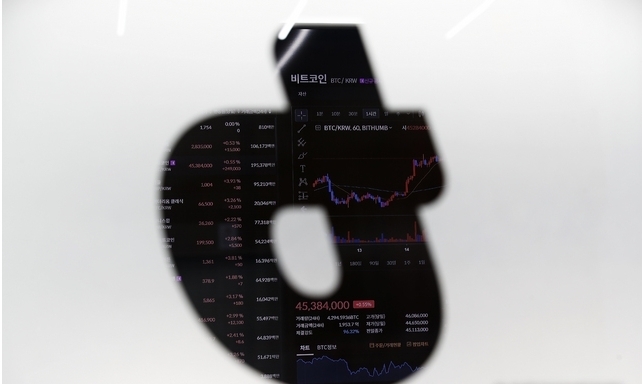 17일 오전 서울 강남구 암호화폐 거래소 빗썸 강남 고객센터 전광판에 비트코인 등 암호화폐 시세가 표시되고 있다. 2021.06.17. 