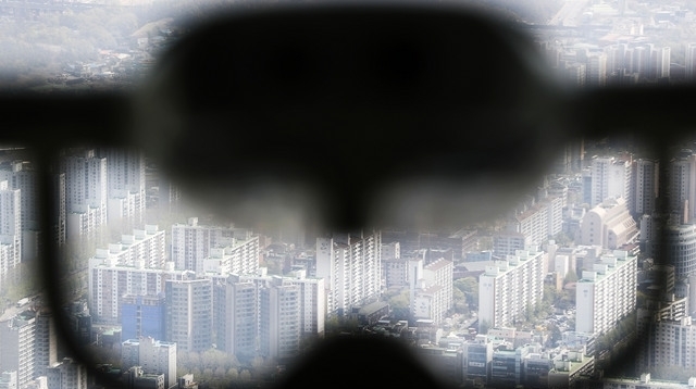 오세훈 서울시장이 서울의 아파트 공시가격을 재조사해 동결할 근거를 마련하겠다고 밝힌 가운데 11일 서울 송파구 롯데월드타워 전망대 서울스카이에서 바라본 서울 시내 아파트 단지가 보이고 있다. 2021.04.11.