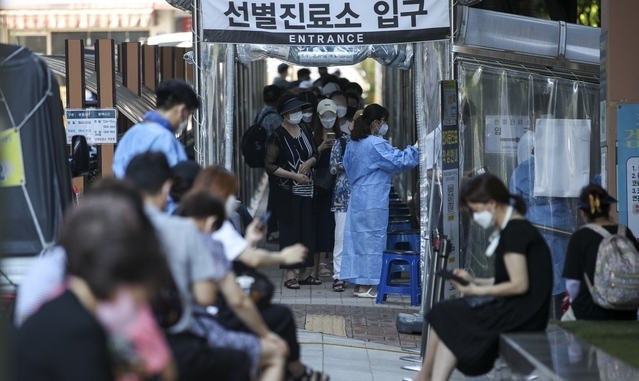  0시 기준 코로나19 신규확진자가 1784명으로 집계된 21일 오전 서울 관악구 선별진료소를 찾은 시민들이 검사를 받기 위해 줄 서 있다. 2021.07.21.