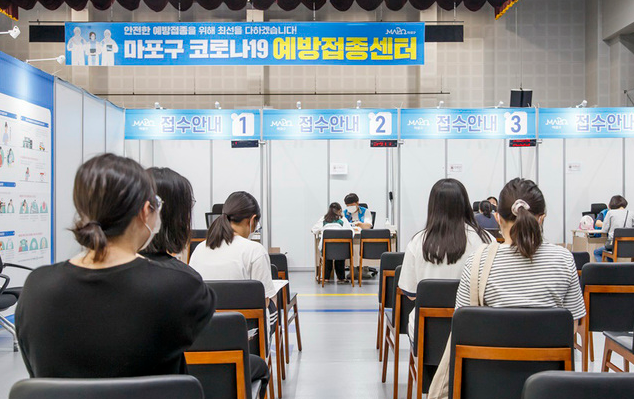 19일 마포구는 대학수학능력시험(수능)을 앞둔 고3 수험생 및 교직원 총 3,176명(16개 학교) 중 259명을 대상으로 코로나19 백신접종을 시작했다. 백신접종은 7.19(월)~7.30(금) 기간 동안 마포구 예방접종센터(마포아트센터, 마포구민체육센터) 2곳에서 진행된다. 사진은 백신접종을 위해 대기중인 고3 수험생들. (사진=마포구 제공) 