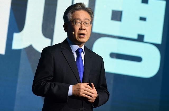 국회사진기자단 = 더불어민주당 제20대 대통령선거 예비후보자인 이재명 경기도지사가 7일 경기 파주의 한 스튜디오에서 열린 대선 후보 정책 언팩쇼에서 발표를 하고 있다. 2021.07.07. 