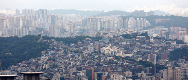 서울에서 빌라(다세대·연립주택) 거래량이 아파트 거래량을 6개월 연속 앞질렀다. 아파트값 상승세로 상대적으로 저렴한 빌라 수요가 늘어난 것으로 풀이된다. 13일 오전 서울 남산에서 바라본 빌라 밀집지역. 뒤로는 아파트들이 늘어서 있다. 2021.07.13.