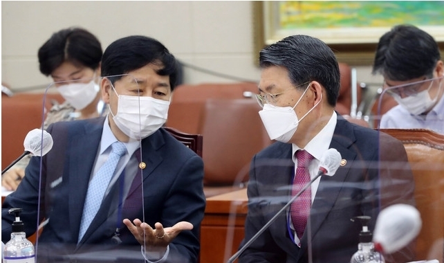 지난 1일 서울 여의도 국회에서 열린 정무위 전체회의에서 구윤철 국무조정실장, 은성수 금융위원장이 대화하고 있다. (공동취재사진) 2021.07.01.