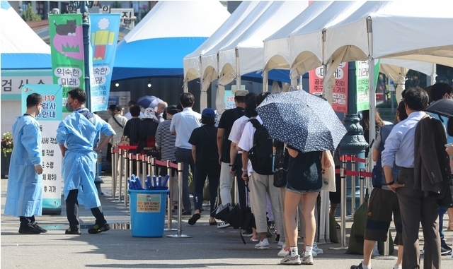 코로나19 일일 신규 확진자 수가 1784명으로 역대 최다를 기록한 지난 21일 오전 서울 중구 서울역 광장에 마련된 중구임시선별검사소에서 시민들이 차례를 기다리고 있다. 2021.07.21. 
