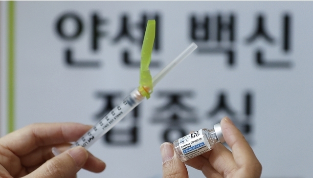 30세 이상 60세 미만 예비군과 민방위 대원, 국방·외교 관련자 등에 대한 얀센 백신 접종이 시작된 10일 오전 대구 남구 드림종합병원(지정 위탁의료기관)에서 의료진이 백신과 주사기를 확인하고 있다. 2021.06.10. 