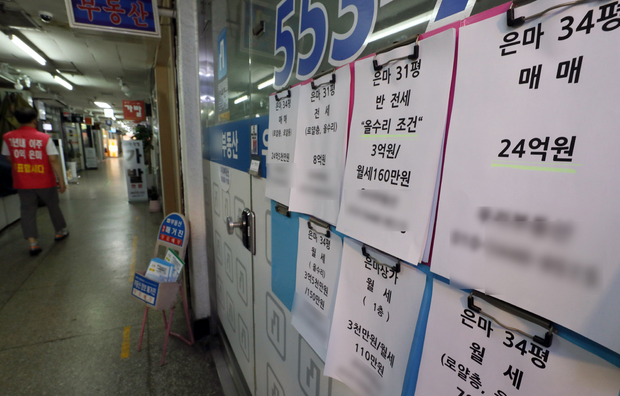정부가 추진한 재건축 추진단치 소유주의 '실거주 2년' 규제 방안이 백지화 된 이후 강남권 재건축 단지 전·월세 물량이 최근 급증한 것으로 나타난 20일 서울 강남구 대치동 은마아파트 상가 내 공인중개사사무소에 시세표가 보이고 있다. 