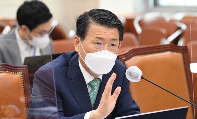 은성수 금융위원장이 지난 13일 서울 여의도 국회에서 열린 정무위원회 전체회의에서 질의에 답변하고 있다. (공동취재사진) 2021.07.13.