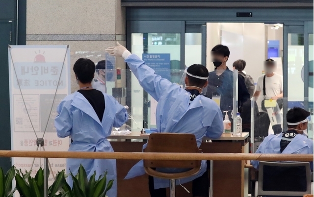 최근 한주간 국내 발생 코로나19 확진자 중 주요4종 변이 바이러스가 검출된 환자 1001명 중 델타형 변이가 719명에 달하는 것으로 알려진 20일 인천국제공항에서 검역 관계자들이 업무를 보고 있다. 2021.07.20.
