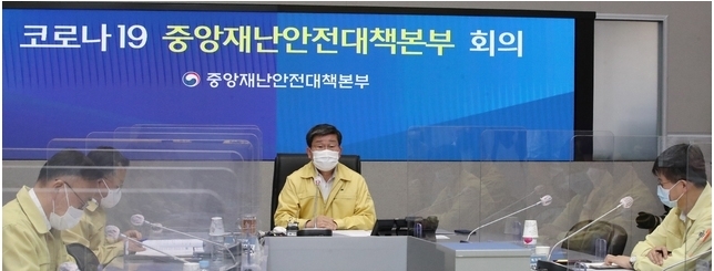 전해철 중앙재난안전대책본부(중대본) 2차장(행정안전부 장관)이 18일 오전 서울 종로구 정부서울청사 중앙재난안전상황실 서울상황센터에서 열린 코로나19 중앙재난안전대책본부(중대본) 회의에 참석해 발언하고 있다. 2021.06.18.