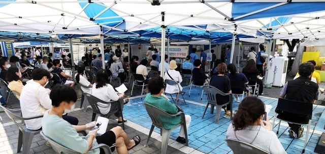 코로나19 신규 확진자가 1630명(국내발생 1574명, 해외유입 56명)으로 집계된 23일 오전 서울 은평구보건소 선별진료소에 시민들이 검사를 받기 위해 대기하고 있다. 2021.07.23