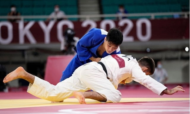 5일 일본 도쿄에서 열린 2020 도쿄 올림픽 남자 유도 66kg급 경기 동메달 결정전, 한국 대표 안바울이 세계 랭킹 1위인 이탈리아 마누엘 롬바르도를 상대로 경기를 치르고 있다. 안바울은 마누엘 롬바르도를 이기고 동메달을 획득했다. 2021.07.25.