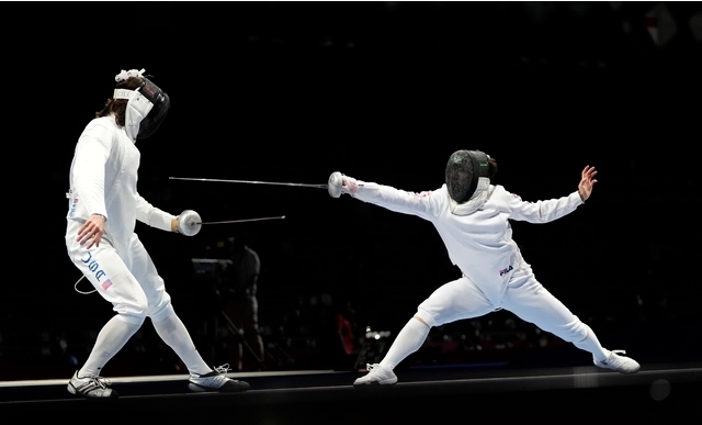 25일 일본 지바에서 열린 2020 도쿄 올림픽, 남자 펜싱 에페 개인전 한국 박상영(오른쪽)이 미국 제이콥 호일과의 32강 경기를 치르고 있다. 박상영은 제이콥 호일을 15-10으로 꺾고 승리했다. 2021.07.25.