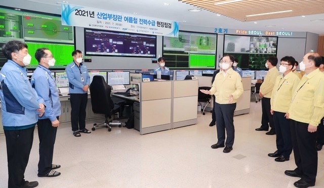 문승욱 산업통상자원부 장관이 지난 20일 오후 중부발전 서울발전본부를 방문해 여름철 전력수급 대비 현장 점검을 하고 있다. (사진=산업통상자원부 제공) 2021.07.20. *재판매 및 DB 금지