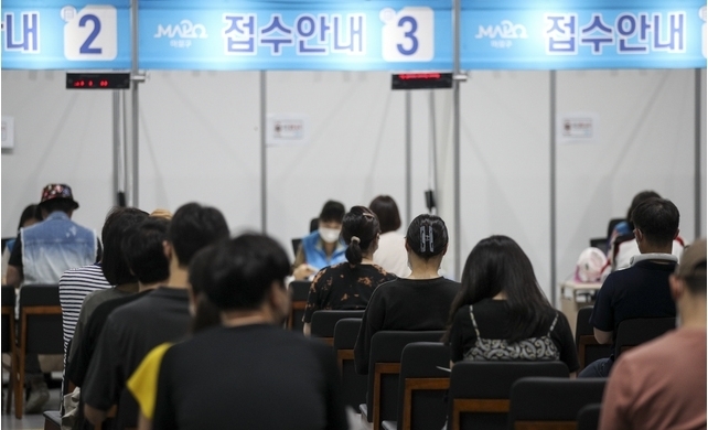 지난 20일 오후 서울 마포구 마포구체육센터에 설치된 예방접종센터를 찾은 시민들이 백신 접종을 받기 위해 대기하고 있다. 2021.07.20. 