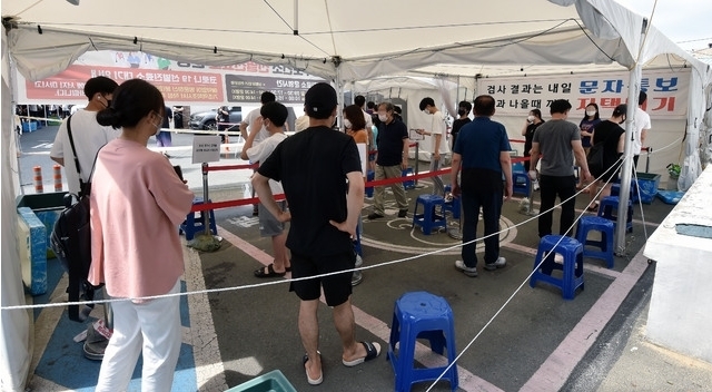 대구지역 코로나19 확진자가 69명으로 집계된 25일 오전 대구 수성구 보건소 코로나19 선별진료소에서 시민들이 검사를 받기 위해 줄 서 기다리고 있다. 2021.07.25.