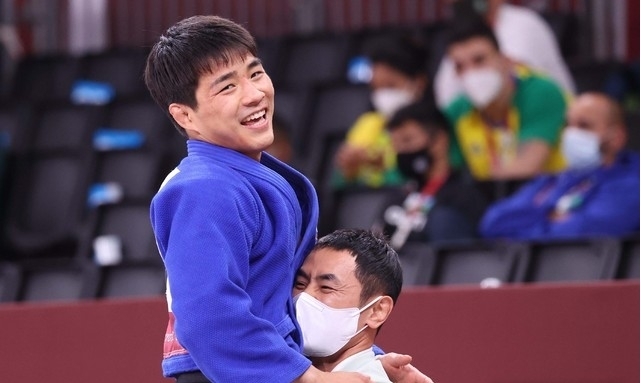 안창림이 26일 오후 도쿄 일본무도관에서 열린 2020 도쿄올림픽 유도 남자 73kg급 동메달 결정전 아제르바이잔의 루스탐 오루조프와의 경기에서 절반승을 거두며 동메달을 따낸 뒤 코치와 기뻐하고 있다. 2021.07.26.