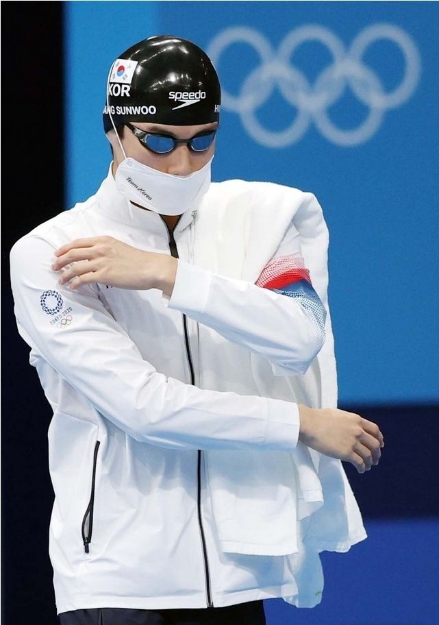 황선우가 26일 오전 도쿄 아쿠아틱센터에서 열린 2020 도쿄올림픽 수영 남자 200m 자유형 준결승 2조 출전을 위해 입장하고 있다. 2021.07.26.