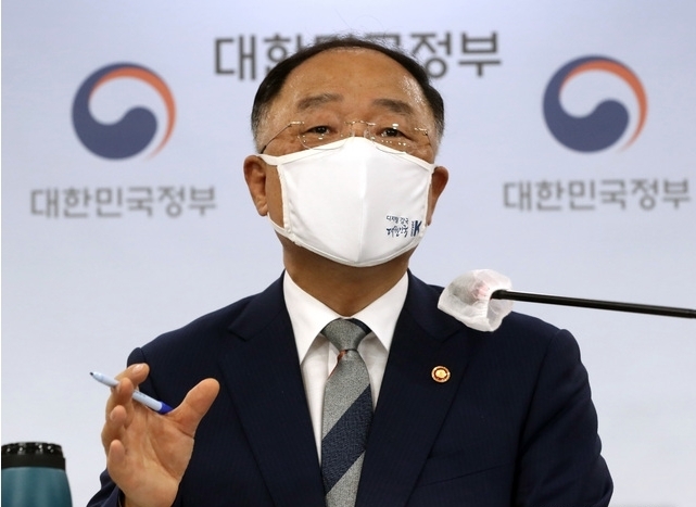 홍남기 경제부총리 겸 기획재정부장관이 23일 오후 서울 종로구 정부서울청사 브리핑룸에서 '2021 세법개정안' 브리핑을 하고 있다. 2021.07.26.