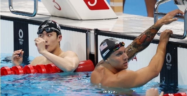 대한민국 황선우가 28일 도쿄 아쿠아틱스 센터에서 열린 남자 100m 자유형 준결승 1조에서 역영 뒤 기록을 살펴보고 있다. 2021.07.28. 
