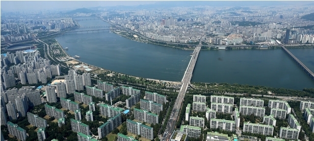 서울 송파구 롯데월드타워 서울스카이에서 바라본 도심에는 아파트를 비롯한 주택들이 보이고 있다. 2021.07.23. 