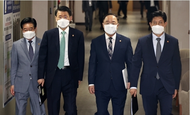 홍남기 경제부총리 겸 기획재정부 장관, 노형욱 국토교통부 장관, 은성수 금융위원장, 김창룡 경찰청장이 28일 오전 서울 종로구 정부서울청사에서 열린 부동산 관계부처 합동브리핑을 하기 위해 브리핑룸에 입장하고 있다. (공동취재사진) 2021.07.28.