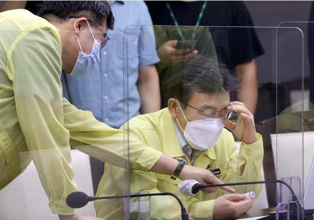 권덕철 보건복지부 장관이 28일 오전 정부세종청사에서 열린 코로나19 중대본 회의에서 이기일 보건복지부 보건의료정책실장과 모더나 백신을 살펴보고 있다. 2021.07.28.