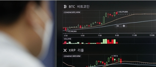 비트코인 가격이 4500만원대로 거래되고 있는 28일 오후 서울 용산구 코인원 고객센터 전광판에 비트코인 등 암호화폐 시세가 표시되고 있다. 앞서 아마존이 비트코인의 결제 수단 가능성을 공식 부인하면서 4200만원대로 하락했으나 다시 반등했다. 2021.07.28.
