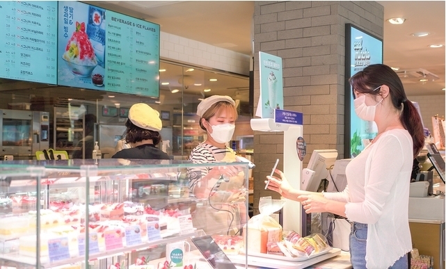 SK텔레콤 홍보 모델이 멤버십 서비스를 이용하는 모습 (사진=SK텔레콤 제공)