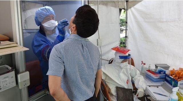 지난 28일 오전 대구 달서구 보건소 선별진료소에서 의료진이 검체 채취를 하고 있다. 2021.07.28. 