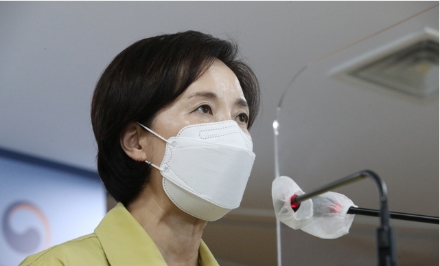 유은혜 사회부총리(교육부 장관)이 9일 오전 서울 종로구 정부서울청사에서 '코로나19 교육 분야 대응’관련 브리핑을 하고 있다. 이날 유은혜 부총리는 사회적거리두기 4단계로 서울·경기·인천 지역 유·초·중·고 전면 원격수업으로 전환 및 4단계에서도 긴급돌봄이나 기초학력 지원이 필요한 학생 등을 대상으로 한 소규모 지도는 중단되지 않고, 특수교육 대상 학생들도 학교에서 1대1 또는 1대2 대면수업을 받을 수 있다. 2021.07.09.