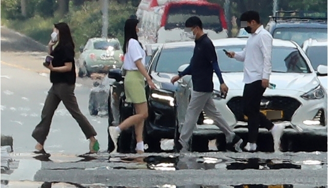 지난 28일 서울 여의대로에 아지랑이가 피어오르고 있다. 2021.07.28. 