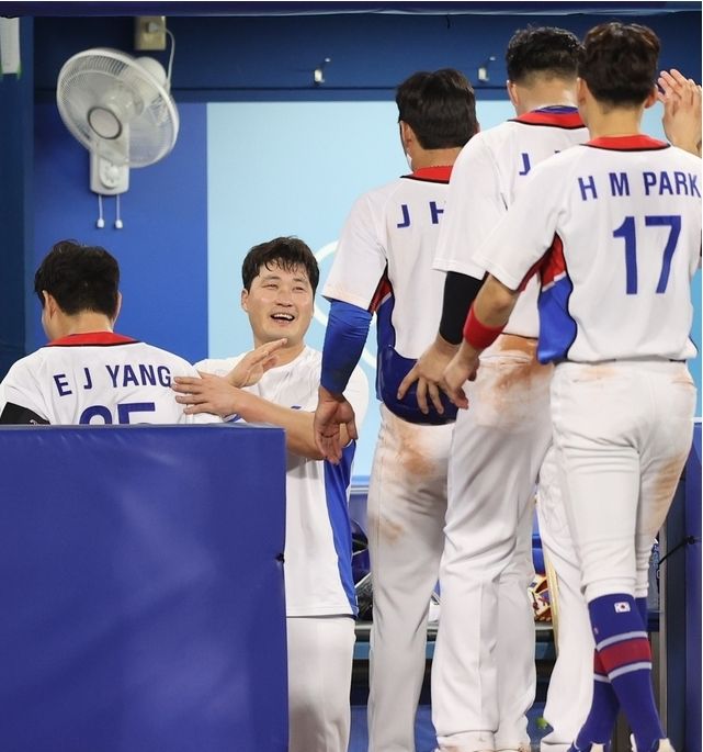 29일 요코하마 스타디움에서 열린 2020 도쿄올림픽 야구 B조 조별리그 1차전 대한민국과 이스라엘의 경기에서 양의지의 끝내기로 6대5로 승리를 거둔 대한민국 오승환이 함박미소를 짓고 있다. 2021.07.29.