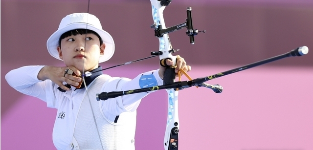 대한민국 양궁 대표팀 안산이 지난 24일 오후 일본 도쿄 유메노시마 양궁장에서 열린 2020 도쿄올림픽 양궁 남녀혼성단체전 결승에 참가해 경기를 하고 있다. 2021.07.24. 