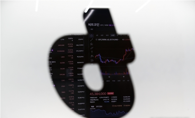 17일 오전 서울 강남구 암호화폐 거래소 빗썸 강남 고객센터 전광판에 비트코인 등 암호화폐 시세가 표시되고 있다. 2021.06.17.