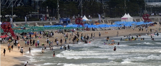 부산 해운대해수욕장을 찾은 시민과 관광객들이 물놀이를 즐기고 있다. 2021.07.11. 