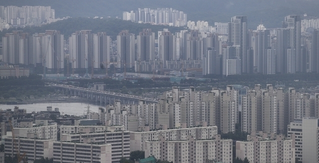 서울 중구 남산에서 바라본 서울시내 아파트 단지의 모습. 2021.07.04.