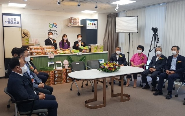 충북농협 온라인지역센터에서 라이브커머스를 통해 옥천지역에서 생산된 복숭아, 포도가 판매되고 있다. *재판매 및 DB 금지