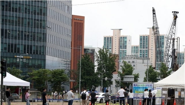 코로나19 신규 확진자 수가 27일째 네 자릿수를 기록하는 2일 오전 서울 용산구 용산역 전면광장에 설치된 임시선별검사소에서 시민들이 검사를 받기 위해 대기하고 있다. 2021.08.02