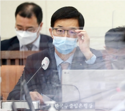 방문규 한국수출입은행장이 지난해 10월 23일 오전 서울 여의도 국회에서 열린 기획재정위원회의 기획재정부, 한국은행, 한국수출입은행, 한국조폐공사 등 종합국정감사에서 질의에 답하고 있다. (공동취재사진) 2020.10.23.