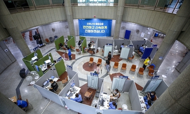 상반기 백신을 접종하지 않은 60~74세에 대한 사전예약이 예정된 2일 오전 서울 은평구 은평문화예술회관에 마련된 예방접종센터를 찾은 시민들이 백신 예방접종을 받고 있다. 코로나19 예방접종대응추진단에 따르면 이날 오후 8시부터 31일 오후 6시까지 60~74세 고령층 중 미접종자 사전예약이 진행된다. 2021.08.02.